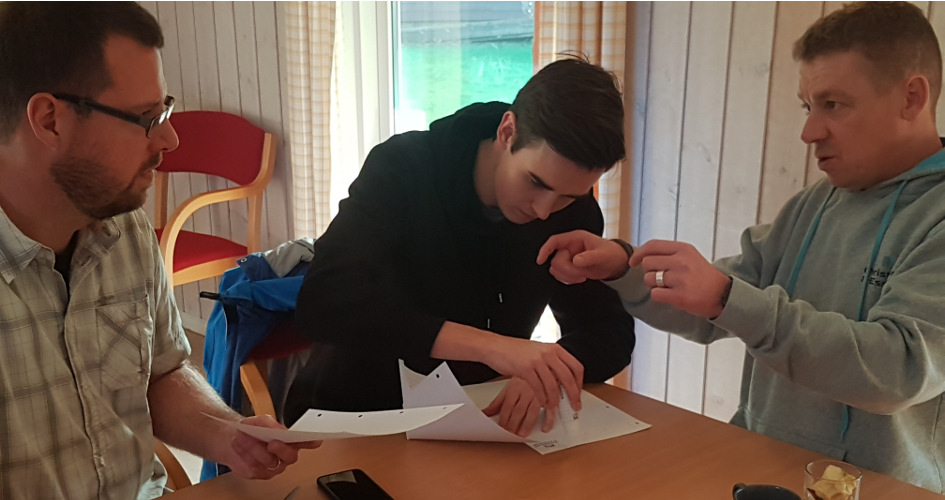 Tre deltagere i dialog og samarbejde om en praktisk procesopgave