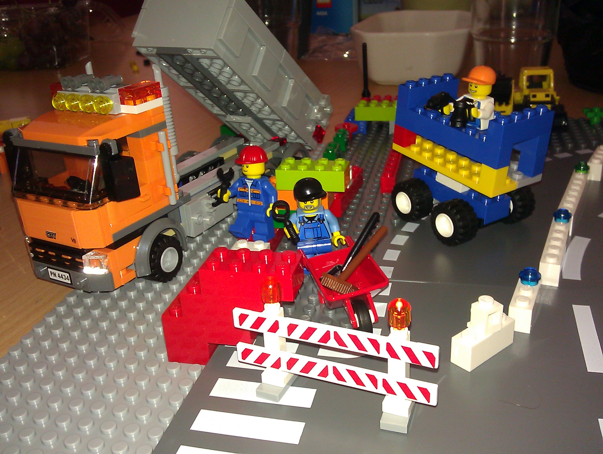LEGO-byggepladssimulation med køretøjer, medarbejdere og afspærring